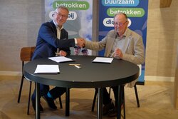 Adrie van Oerle (Egchelse Heide Wind Farm) and Andreas Jurchen (Dark Sky) during the contract signing ceremony in Limburg, the Netherlands<br />
© Dark Sky GmbH
