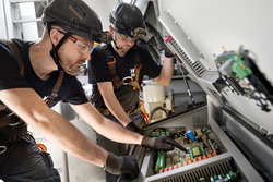 Servicemonteure bei der Wartung einer Enercon E-70<br />
© Deutsche Windtechnik AG