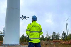 Deutsche WindGuard Inspection GmbH has expanded its portfolio of technical inspections for wind turbines to include inspections by drone. Contactless lightning protection measurements are performed with the innovative technology from TOPseven GmbH & Co. K<br />
© Deutsche WindGuard