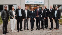 Hosts and honoured guests at Deutsche WindGuard’s anniversary celebration in Varel<br />
© Ulf Duda/fotoduda.de