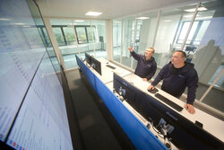 Deutsche WindGuard’s new control centre<br />
© Deutsche WindGuard / Jens Meier