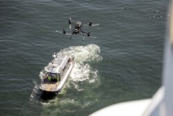 Die Drohne kann vom Schiff aus gestartet und gesteuert werden, wie hier bei der Wiederkehrenden Prüfung der Rotorblätter im OWP Butendiek.<br />
© Deutsche Windtechnik AG