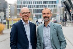 Matthias Brandt (right) hands over the management board of Deutsche Windtechnik to Ronny Meyer at the turn of the year<br />
© Deutsche Windtechnik AG