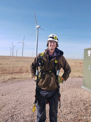 Logan Cole, Servicetechniker der Deutschen Windtechnik in den USA, steht als 2000ster Mitarbeitende stellvertretend für die gesamte Mitarbeiterschaft der Deutschen Windtechnik.<br />
© Deutsche Windtechnik AG