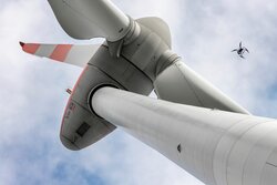 The CU-RE drone inspection system used by the Deutsche Windtechnik Inspection Body was the first system to be validated by TÜV NORD for inspecting rotor blades and lightning protection systems.<br />
© Deutsche Windtechnik AG