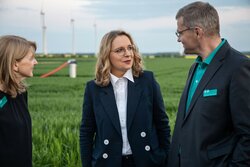 Michael und Doreen Raschemann mit Prof. Dr. Claudia Kemfert<br />
© Energiequelle GmbH