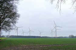 Fotomontage des Windparks, der in Zeven entstehen soll<br />
© Energiequelle GmbH
