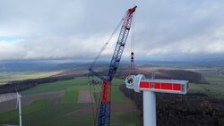 Bau der neuen Windenergieanlage in Bad Gandersheim<br />
© Energiequelle GmbH