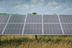 Im Rahmen des Projekts wird die Anbringung von Solarmodulen auf aktiv bewirtschafteten Feldern untersucht<br />
© Energiequelle GmbH