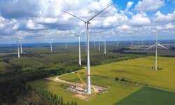 Die neue Windenergieanlage in Danna<br />
© Energiequelle GmbH