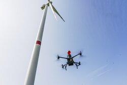 Drohne im Einsatz – innovative Drohneninspektion von ENERTRAG Betrieb geht nächsten Schritt<br />
© ENERTRAG Betrieb GmbH 