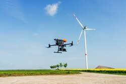 Jetzt auch in Frankreich: ENERTRAG Betrieb bietet ab 2023 Rotorblattinspektion und Blitzschutzmessung per Drohne an.<br />
© ENERTRAG Betrieb GmbH / Fotograf: Jewgeni Roppel