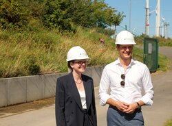 Dr. Anne Bendzulla, Vorständin für Erzeugung bei ENERTRAG, Dr. Benjamin Grimm, Minister der Justiz und für Digitalisierung des Landes Brandenburg<br />
© Michael Rassinger/ENERTRAG