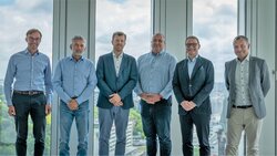 Signing of the purchase agreement in Berlin: Martin Beckmann, Ulrich Heindl, Michael Drantmann, Michael Westphal (all ENERTRAG), Ingo Thurm (PLUTA Rechtsanwalts GmbH), Silvio Sittner (notary, GÖRG law firm)<br />
© Kevin Prochotta