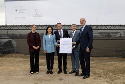 V.l.n.r.: Eva-Maria Dichtl (Leitung H2 & PtL bei ENERTRAG), Bundeswirtschaftsministerin Katherina Reiche, Jan Toschka (CEO Zaffra), Dr. Gunar Hering (CEO ENERTRAG), Ministerpräsident Dr. Dietmar Woidke<br />
© Angela Regenbrecht