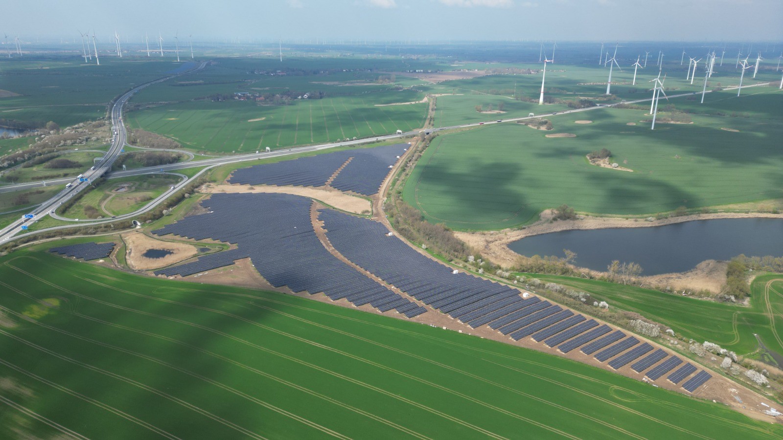 ENERTRAG nimmt 20 MW Solarfeld mit 3,4 MW Speicher am Kreuz Uckermark in Betrieb