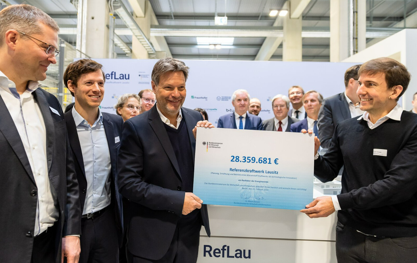 Bundeswirtschaftsminister Robert Habeck in Schwarze Pumpe: 28,5 Millionen Euro für Referenzkraftwerk Lausitz (RefLau)