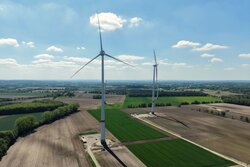 Erfolgreich am Netz: Zwei der drei neuen Enercon-Anlagen vom Typ E-138 EP3 E2 im Windpark Gehrde<br />
© ENOVA