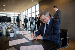 Mikael D. Pedersen, Vizepräsident und Mitbegründer von European Energy, unterschreibt den Vertrag mit Mitsubishi HC Capital.<br />
© European Energy A/S
