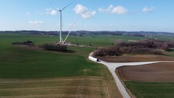 Errichtung der ersten Windkraftanlage im Windpark Zukowice<br />
© innogy SE