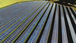 Öl- und Gaspreise: Erneuerbare Energien und Speicher bieten den besten Schutz vor Preisschocks und Inflation<br />
© WADII / Adobe Stock