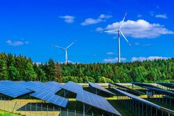 Rekordzubau in Deutschland: 8.000 MW neue Wind- und Solarleistung im ersten Halbjahr 2023<br />
© monticellllo / Adobe Stock
