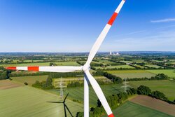 Wind Power in Germany Rises by 27 Percent in Q1 2026 - Electricity Prices Drop<br />
© Christian Schwier / Adobe Stock