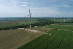 Zuletzt brachten beide Unternehmen den Windpark Jülich-Bourheim ans Netz. Der Jahresertrag der beiden Anlagen vom Typ GE5.3-158 (General Electric) reicht aus, um mehr als 7.700 Haushalte mit Ökostrom zu versorgen (JUWI).<br />
© Juwi GmbH