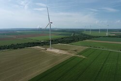 Eine der beiden Anlagen des Windparks Jülich-Bourheim nach der Inbetriebnahme. Zusammen erzeugen sie klimafreundlichen Strom für mehr als 7.700 Haushalte.<br />
© juwi