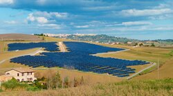 Seit 2007 ist juwi in Italien aktiv. Damals installierte das Unternehmen in Bolzano, Südtirol, seinen ersten Solarpark in Italien. Es folgten mehr als 50 weitere Projekte, darunter auch der im Bild gezeigte Solarpark Treia (2010).<br />
© juwi