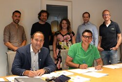 Frederik Faißt (rechts vorne), Abteilungsleiter Vermarktung/M&A der JUWI GmbH mit Michael Holdenrieder, Vorstand der Stadtwerke AG (links vorne) bei der Vertragsunterzeichnung zum Erwerb des Solarparks Truppacherhof<br />
© JUWI