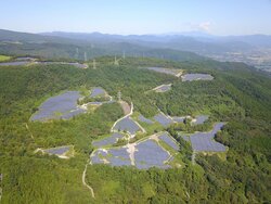 Auf rund 186 Hektar Fläche erstreckt sich der 100-Megawatt-starke Solarpark Azuma Kofuji, das bislang größte Einzelprojekt von JUWI Shizen Energy<br />
© JUWI Shizen Energy