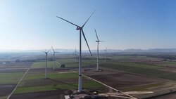 Die beiden neuen Anlagen der Sechs-Megawatt-Klasse sowie die vier noch abzubauenden Anlagen der 1,5-MW-Klasse<br />
© JUWI