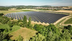 Der Solarpark Eisenberg ist am Netz. Betrieben wird er von der Hanwha Q CELLS GmbH (Qcells). Die 17.000 Module stammen aus firmeneigener Produktion.<br />
©  JUWI