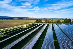 Das Foto zeigt den von JUWI errichteten Solarpark Röckingen in Bayern<br />
© JUWI GmbH