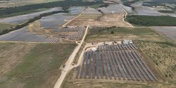 One of the JUWI Group’s many construction sites around the world: The 100-MW Apostolara solar park is currently under construction in northern Greece<br />
© JUWI