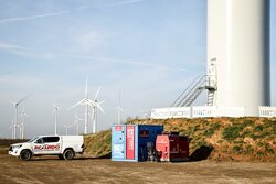 Batterieeinheit und Stromaggregat im Windpark Kleinbouslar bei Erkelenz für die Ersatzstromversorgung<br />
© MLK | Markus Bullik