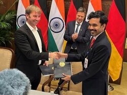 MoU-Signature by Sascha Krause-Tuenker (CFO Next2Sun AG) and Subrahmanyam Pulipaka (CEO NSEFI) with the German Vice Chancellor Robert Habeck<br />
© Next2Sun