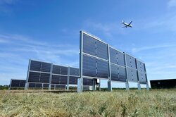 Vertical demonstration system at the south-western end of Runway West at Frankfurt Airport<br />
© Fraport AG