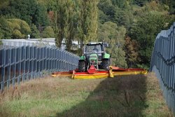 Mäharbeiten zwischen den Modulreihen im Solarpark Eppelborn-Dirmingen<br />
© Next2Sun GmbH