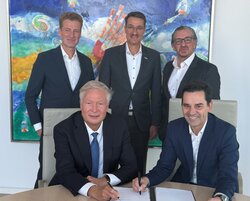 Signing of the framework agreement between Nordex and EnBW in Stuttgart on 5/11/2025 (top left to right: Karsten Brüggemann/Nordex, Michael Class/EnBW, Olaf Komitsch/EnBW; bottom left to right: Peter Heydecker/EnBW, José Luis Blanco/Nordex)<br />
© Miriam Teige/EnBW