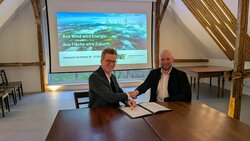 Bild v.l. Karsten Brüggemann, Vice President Region Central der Nordex Group, Alexander Möhring, Geschäftsführer der Westfälisch-Niedersächsische Energie WNE<br />
© Nordex SE