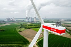 Windenergieanlage von NOTUS energy vor Kohlekraftwerk Neurath<br />
© Rainer Keuenhof
