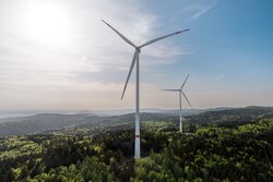 Die Orsted Onshore Deutschland GmbH betreibt den Windpark Schiederhof nahe ihres Hauptsitzes in Regensburg<br />
© Ørsted 