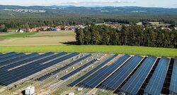 Der neue OSTWIND-Solarpark Altenschwand im Oberpfälzer Landkreis Schwandorf ist fertig und liefert ab sofort CO2-freien Öko-Strom für rund 3.800 Haushalte.<br />
© FLYKMONT, Regensburg & Berlin