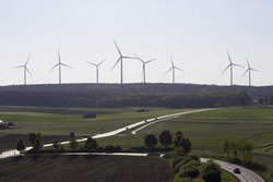 Die Windparks Reichertshüll und Workerszeller Forst zwischen Nürnberg und Ingolstadt bilden zusammen den größten Waldwindpark in Bayern<br />
© Herbert Grabe / OSTWIND