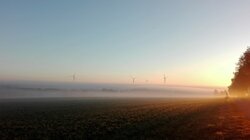Der Windpark Neuenreuth ist eines der von ZENOB und OSTWIND schon realisierten Windprojekte. Vereinbart wurde jetzt eine Kooperation, zukünftig gemeinsam neue Erzeugungskapazitäten für CO2-neutral produzierten Strom aus Windenergie in Nordostbayern zu ers<br />
© Michael Hermann