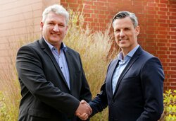 (from right): Harald Wilbert takes over the position of CFO of PNE AG from Jörg Klowat<br />
© PNE AG
