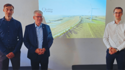 v.l.n.r. Jakob Rütenik, Regionalmanager Qualitas Energy, Helmut Kleebank, Bundestagsabgeordneter und Vorsitzender des Parlamentarischen Beirates für nachhaltige Entwicklung, Leon Knuth, Manager Lokales Engagement, Qualitas Energy<br />
© Qualitas Energy