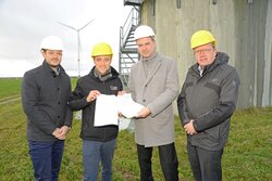 (from left) Bert Salomo (Advisor to the District Administrator, Görlitz District Office), Tom Mutter (Head of Engagement and Acceptance Measures at Qualitas Energy Deutschland GmbH), Per Wiesner (Mayor of Neißeaue), Dr Gerd Lippold (State Secretary, Saxon<br />
© Qualitas Energy